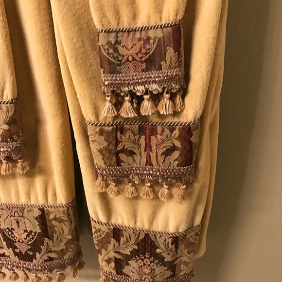Macy’s Croscill decorative brocade towel set!  EUC - Picture 2 of 5